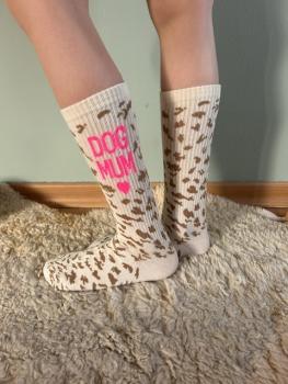 Socke Leo Beige Dog Mum Pinkes Herz
