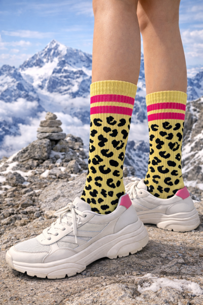 Socken ALPS AND BEACH Leo gelb mit pinken Streifen