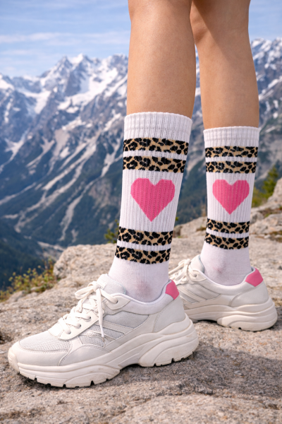 Socken ALPS AND BEACH weiß mit Leo Streifen und pinkem Herz