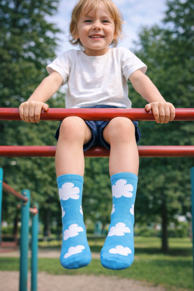 Socken GRETA ROCKS THE SOCKS - hellblaue Socke mit weissen Wolken
