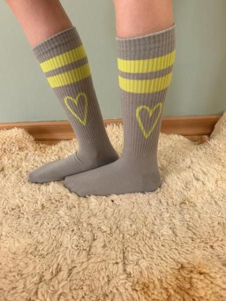 Socke Grau mit neon gelben Herz und Streifen