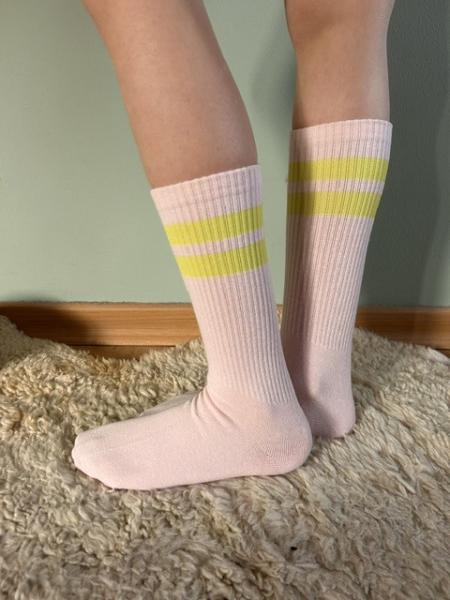 Socken Rosa mit gelben Streifen