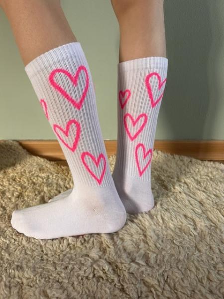 Socken weiß mit neon pinken Herzen
